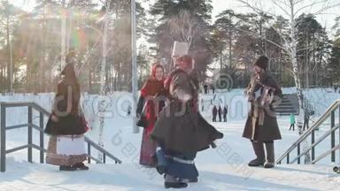 穿着俄罗斯民族服装的俄罗斯<strong>男</strong>女正在跳传统舞蹈